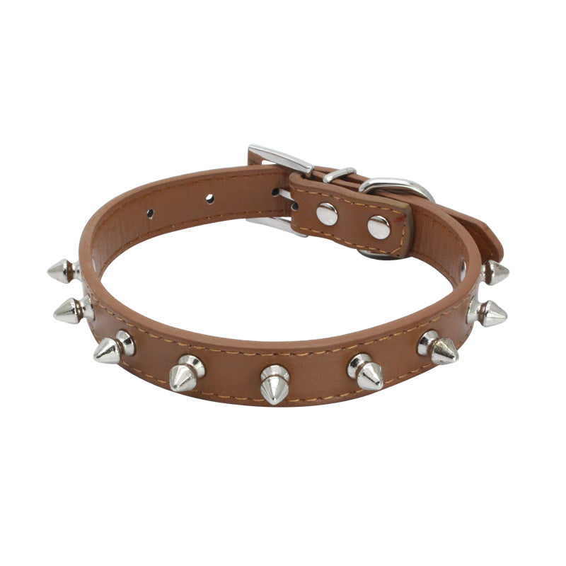 Beliebtes Haustierhalsband mit kleinen Stacheln