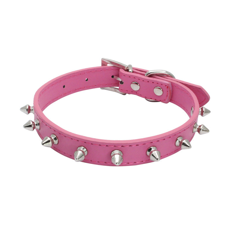 Beliebtes Haustierhalsband mit kleinen Stacheln