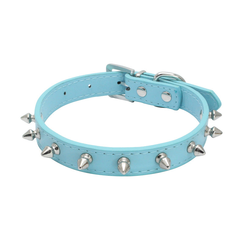 Beliebtes Haustierhalsband mit kleinen Stacheln