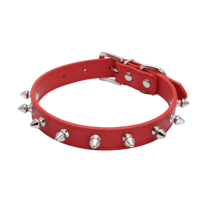 Beliebtes Haustierhalsband mit kleinen Stacheln